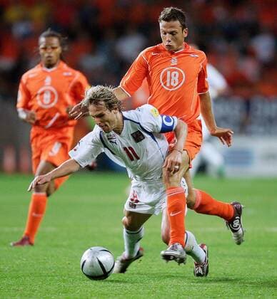 Pavel Nedved (Tschechien, li.) lässt sich gegen Johnny Heitinga (Niederlande) fallen Fußball EM Herren Euro 2004, Europameisterschaft, Länderspiel, Nationalmannschaft, Nationalteam, Gruppe D, Gruppe Aveiro Dynamik,
