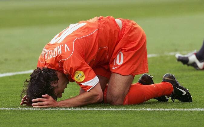 Ruud van Nistelrooy (Niederlande) enttäuscht am Boden Fußball EM Herren Euro 2004, Europameisterschaft, Länderspiel, Nationalmannschaft, Nationalteam, Gruppe D, Einzelbild Aveiro Enttäuschung, Verzweiflung