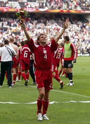 Mihails Zemlinskis (Lettland) bedankt sich nach dem Unentschieden bei seinen Anhängern Fußball EM Herren Euro 2004, Europameisterschaft, Länderspiel, Nationalmannschaft, Nationalteam, Gruppe D, Einzelbild Porto Glück Freude,