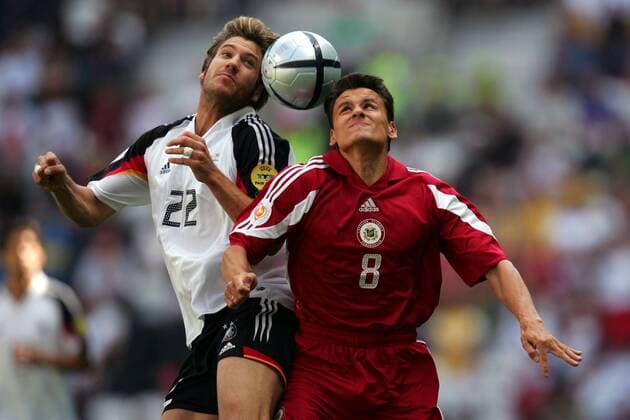 Torsten Frings (Deutschland, li.) gegen Imants Bleidelis (Lettland) Fußball EM Herren Euro 2004, Europameisterschaft, Länderspiel, Nationalmannschaft, Nationalteam, Gruppe D Gruppe Porto Dynamik,