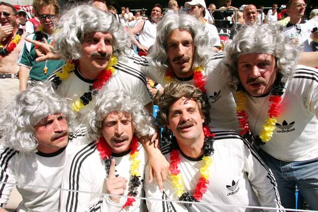 Deutsche Fans bereiten dem Vorurteil, es gäbe nur einen Rudi Völler ein jähes Ende Fußball EM Herren Euro 2004, Europameisterschaft, Länderspiel, Nationalmannschaft, Nationalteam, Gruppe D Gruppe Schnauzbart, Tante Käthe Porto, Perücken