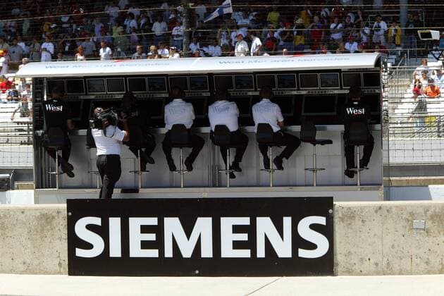 Ein Kameramann schaut der McLaren-Mercedes-Crew am Kommandostand über die Schulter Motorsport Grand Prix Herren Großer Preis der USA 2004, Formel 1 Weltmeisterschaft, F1, F, GP, WM, Vdig, Qualifying Totale Indianapolis Speedway Indianapolis