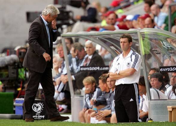Teamchef Rudi Völler (li.) und Bundestrainer Michael Skibbe (beide Deutschland) skeptisch Fußball EM Herren Euro 2004, Europameisterschaft, Länderspiel, Nationalmannschaft, Nationalteam, Gruppe D Gruppe Porto Skepsis, Enttäuschung, Nachdenklichkeit