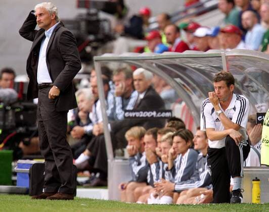Teamchef Rudi Völler (li.) und Bundestrainer Michael Skibbe (beide Deutschland) nachdenklich Fußball EM Herren Euro 2004, Europameisterschaft, Länderspiel, Nationalmannschaft, Nationalteam, Gruppe D Gruppe Porto Nachdenklichkeit,