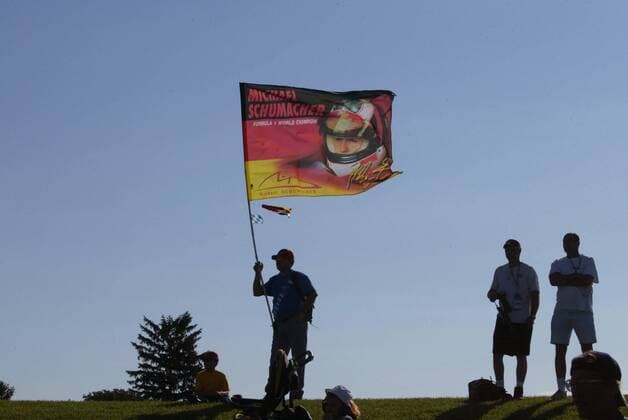 Eine Fanfahne von Michael Schumacher (Deutschland Ferrari) flattert einsam am blauen Himmel von Indianapolis Motorsport Grand Prix Herren Großer Preis der USA 2004, Formel 1 Weltmeisterschaft, F1, F, GP, WM, Vdig, Qualifying Gruppe Indianapolis Speedway Indianapolis