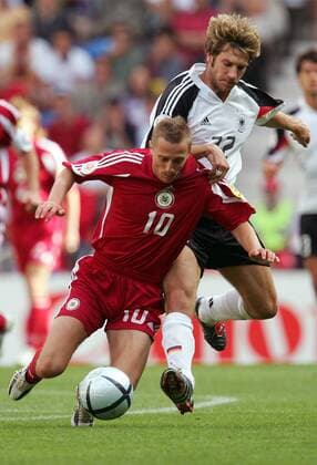 Andrejs Rubins (Lettland, vorn) gegen Torsten Frings (Deutschland) Fußball EM Herren Euro 2004, Europameisterschaft, Länderspiel, Nationalmannschaft, Nationalteam, Gruppe D Gruppe Porto Dynamik,