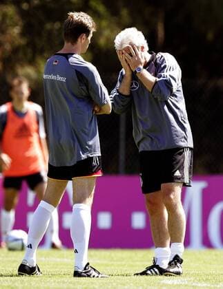 Teamchef Rudi Völler (re.) verzweifelt im Training neben Bundestrainer Michael Skibbe (beide Deutschland) Fußball EM Herren Euro 2004, Europameisterschaft, Nationalmannschaft, Nationalteam, Training, Vorbereitung, Vdig Gruppe Faro, Almancil Verzweiflung, Enttäuschung