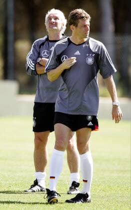 Teamchef Rudi Völler (li.) und Bundestrainer Michael Skibbe (beide Deutschland) scheinen etwas zu suchen, was sie möglicherweise nicht finden werden Fußball EM Herren Euro 2004, Europameisterschaft, Nationalmannschaft, Nationalteam, Training, Vorbereitung, Vdig Gruppe Faro, Almancil Skepsis,