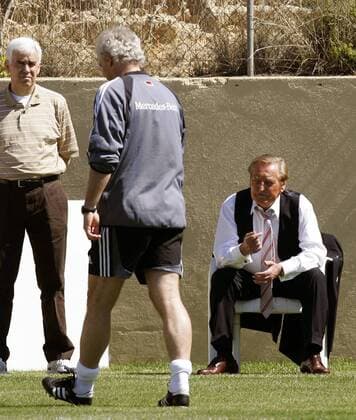 DFB-Präsident Gerhard Mayer-Vorfelder (re.) beobachtet Teamchef Rudi Völler (beide Deutschland) im Training Fußball EM Herren Euro 2004, Europameisterschaft, Nationalmannschaft, Nationalteam, Training, Vorbereitung, Vdig Gruppe Faro, Almancil