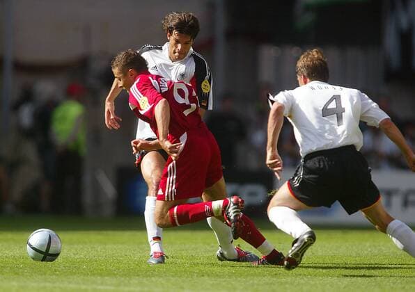 Michael Ballack (Deutschland, hi.) gegen Maris Verpakovskis (Lettland) Fußball EM Herren Euro 2004, Europameisterschaft, Länderspiel, Nationalmannschaft, Nationalteam, Gruppe D Gruppe Porto Dynamik,
