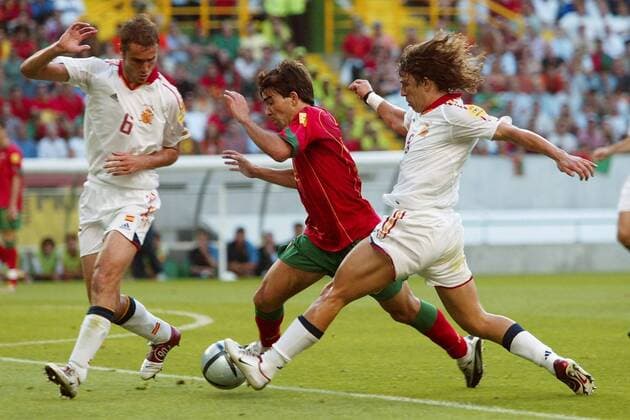 Deco (Portugal, Mitte) wird von Carles Puyol (re.) und Ivan Helguera (beide Spanien) in die Zange genommen - VERÖFFENTLICHUNGSRECHTE NUR FÜR DEUTSCHE MEDIEN Fußball EM Herren Euro 2004, Europameisterschaft, Länderspiel, Nationalmannschaft, Nationalteam, Gruppe A, Vdig Gruppe Lissabon Dynamik,