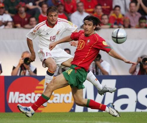 Joaquin (Spanien, li.) gegen Nuno Valente (Portugal) Fußball EM Herren Euro 2004, Europameisterschaft, Länderspiel, Nationalmannschaft, Nationalteam, Gruppe A, Vdig Gruppe Lissabon Dynamik,