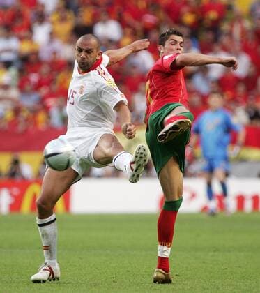 Raul Bravo (Spanien, li.) gegen Cristiano Ronaldo (Portugal) Fußball EM Herren Euro 2004, Europameisterschaft, Länderspiel, Nationalmannschaft, Nationalteam, Gruppe A, Vdig Gruppe Lissabon Dynamik,