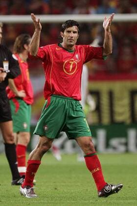 Luis Figo (Portugal) skeptisch Fußball EM Herren Euro 2004, Europameisterschaft, Länderspiel, Nationalmannschaft, Nationalteam, Gruppe A Einzelbild Lissabon Skepsis,