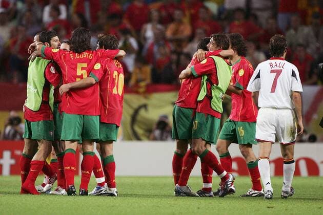 Freud und Leid nach Spielende: Raul Gonzalez (re., Spanien) schleicht enttäuscht vom Platz während die Portugiesen den Viertelfinaleinzug feiern Fußball EM Herren Euro 2004, Europameisterschaft, Länderspiel, Nationalmannschaft, Nationalteam, Gruppe A Gruppe Lissabon Begeisterung, Freude,