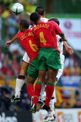 Costinha (li) und Jorge Andrade (beide Portugal) mit vereinten Kräften im Luftkampf gegen die Spanier - VERÖFFENTLICHUNGSRECHTE NUR FÜR DEUTSCHE MEDIEN Fußball EM Herren Euro 2004, Europameisterschaft, Länderspiel, Nationalmannschaft, Nationalteam, Gruppe A Gruppe Lissabon Dynamik,