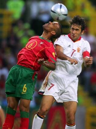 Costinha (li., Portugal) gegen Raul Gonzalez (Spanien) - VERÖFFENTLICHUNGSRECHTE NUR FÜR DEUTSCHE MEDIEN Fußball EM Herren Euro 2004, Europameisterschaft, Länderspiel, Nationalmannschaft, Nationalteam, Gruppe A Gruppe Lissabon Dynamik, Kampf,