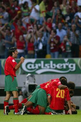 Luis Figo (li., Portugal) feiert mit seinen Teamkollegen den Führungstreffer Fußball EM Herren Euro 2004, Europameisterschaft, Länderspiel, Nationalmannschaft, Nationalteam, Gruppe A Gruppe Lissabon Begeisterung, Freude,  