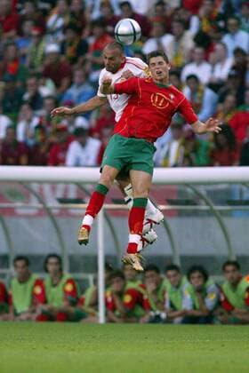 Cristiano Ronaldo (vorn, Portugal) gegen Raul Bravo (Spanien) Fußball EM Herren Euro 2004, Europameisterschaft, Länderspiel, Nationalmannschaft, Nationalteam, Gruppe A Gruppe Lissabon Dynamik,  