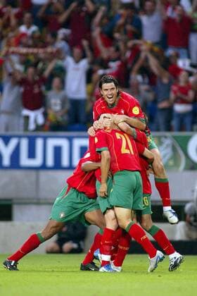 Torjubel Portugal, Torschütze Nuno Gomes (21) wird von seinen Teamkollegen, u.a. Nuno Valente, gefeiert Fußball EM Herren Euro 2004, Europameisterschaft, Länderspiel, Nationalmannschaft, Nationalteam, Gruppe A Gruppe Lissabon Glück, Begeisterung, Freude,  