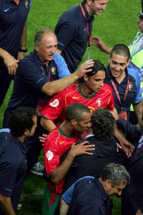 Nuno Gomes (Mitte) und Costinha (vorn) werden u.a. von Nationaltrainer Luiz Felipe Scolari (alle Portugal) gefeiert Fußball EM Herren Euro 2004, Europameisterschaft, Länderspiel, Nationalmannschaft, Nationalteam, Gruppe A Gruppe Lissabon Begeisterung, Freude,  