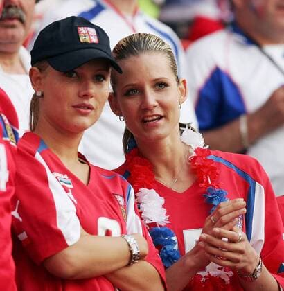 Hedvika Koller (li., Ehefrau von Jan Koller) und Eva Kilianova (Freundin von Milan Baros, beide Tschechien) auf der Tribüne Fußball EM Herren Euro 2004, Europameisterschaft, Länderspiel, Nationalmannschaft, Nationalteam, Gruppe D Gruppe Aveiro
