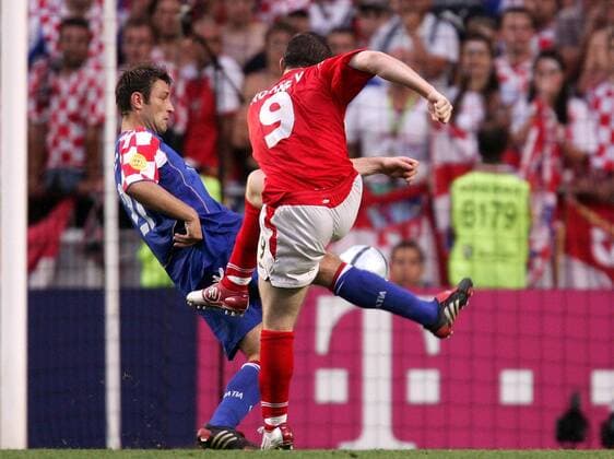 Wayne Rooney (England, 9) nimmt gegen Robert Kovac (Kroatien) Maß und trifft zur 2:1 Führung für die Engländer Fußball EM Herren Euro 2004, Europameisterschaft, Länderspiel, Nationalmannschaft, Nationalteam, Gruppe B, Vdig Gruppe Lissabon Dynamik,