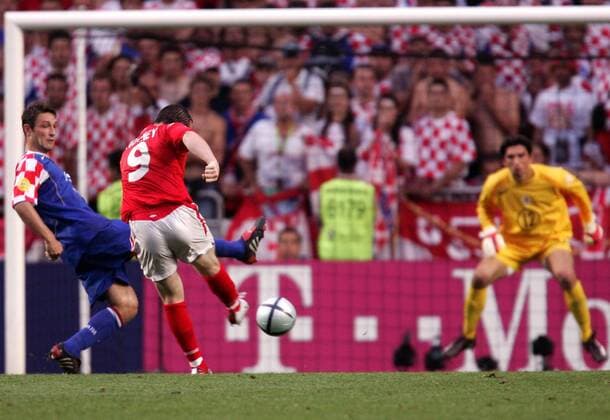 Wayne Rooney (England, 9) nimmt gegen Robert Kovac (Kroatien) Maß und trifft zur 2:1 Führung für die Engländer Fußball EM Herren Euro 2004, Europameisterschaft, Länderspiel, Nationalmannschaft, Nationalteam, Gruppe B, Vdig Gruppe Lissabon Dynamik,