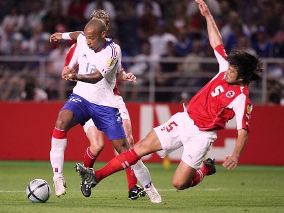 Thierry Henry (Frankreich, li.) setzt sich gegen Murat Yakin (Schweiz) durch Fußball EM Herren Euro 2004, Europameisterschaft, Länderspiel, Nationalmannschaft, Nationalteam, Gruppe B, Vdig Gruppe Coimbra Dynamik,