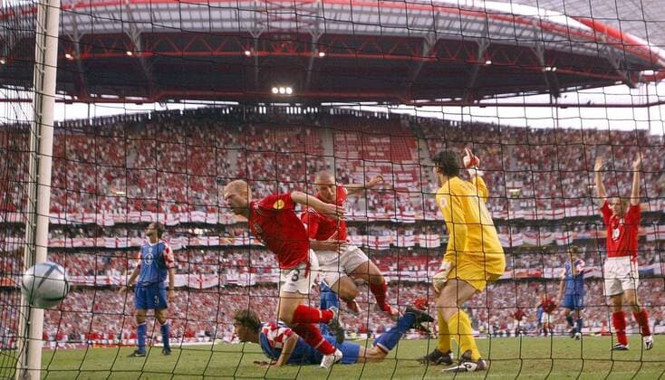 Paul Scholes (li.) besorgt den 1:1 Ausgleich, David Beckham (Mitte) und Michael Owen (alle England) feiern den Torschützen, während Torwart Tomislav Butina und Dario Simic (beide Kroatien) mit bangem Blick auf eine Abseitsstellung hoffen Fußball EM Herren Euro 2004, Europameisterschaft, Länderspiel, Nationalmannschaft, Nationalteam, Gruppe B Totale Estadio da Luz Lissabon Begeisterung, Freude,