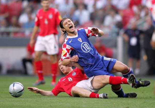 Niko Kovac (vorn, Kroatien) wird von Paul Scholes (England) gelegt Fußball EM Herren Euro 2004, Europameisterschaft, Länderspiel, Nationalmannschaft, Nationalteam, Gruppe B Gruppe Lissabon Dynamik, Kampf,