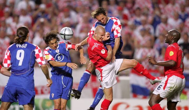 David Beckham (2.v.re.) und Sol Campbell (beide England) gegen Boris Zivkovic (2.v.li.), Josip Simunic (Mitte) und Dado Prso (alle Kroatien) Fußball EM Herren Euro 2004, Europameisterschaft, Länderspiel, Nationalmannschaft, Nationalteam, Gruppe B Gruppe Lissabon Dynamik,
