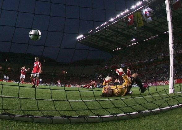 Torwart Jörg Stiel (re., Schweiz) liegt geschlagen am Boden, während der Ball zum 3:1 für Frankreich im Netz einschlägt Fußball EM Herren Euro 2004, Europameisterschaft, Länderspiel, Nationalmannschaft, Nationalteam, Gruppe B, Totale Coimbra Dynamik,