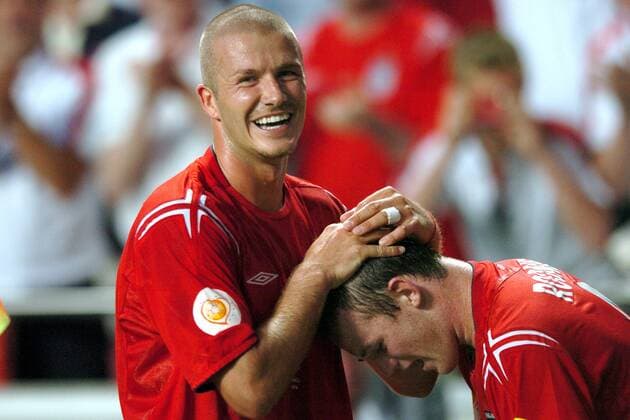 Torschütze Wayne Rooney (re.) wird von David Beckham (beide England) gefeiert Fußball EM Herren Euro 2004, Europameisterschaft, Länderspiel, Nationalmannschaft, Nationalteam, Gruppe B Gruppe Lissabon Begeisterung, Freude,