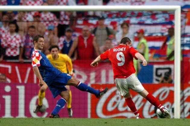Wayne Rooney (re., England) zieht ab, das lange Bein von Robert Kovac (Kroatien) kommt zu spät - 2:1 für England Fußball EM Herren Euro 2004, Europameisterschaft, Länderspiel, Nationalmannschaft, Nationalteam, Gruppe B Gruppe Turnierhighlight Lissabon Dynamik,