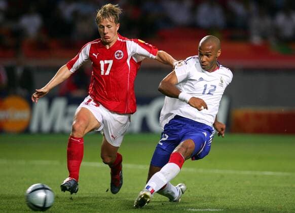 Christoph Spycher (li., Schweiz) gegen Thierry Henry (Frankreich) Fußball EM Herren Euro 2004, Europameisterschaft, Länderspiel, Nationalmannschaft, Nationalteam, Gruppe B, Gruppe Coimbra Dynamik,