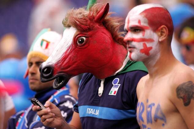 Italienischer Fan trägt als Verkleidung einen Pferdekopf in den Nationalfarben Fußball EM Herren Euro 2004, Europameisterschaft, Länderspiel, Nationalmannschaft, Nationalteam, Gruppe C, Einzelbild Porto Komik