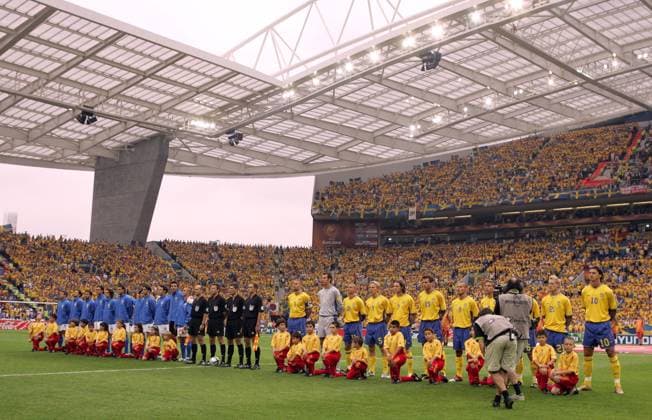 Vorstellung der Teams von Schweden (re.) und Italien vor schwedischen Rängen Fußball EM Herren Euro 2004, Europameisterschaft, Länderspiel, Nationalmannschaft, Nationalteam, Gruppe C, Totale Porto