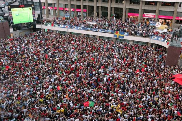 Tausende portugiesische Fans bejubeln das 1:0 auf dem Praca de D. Joao I in Porto während der Liveübertragung auf einem Großbildschirm Fußball EM Herren Euro 2004, Europameisterschaft, Länderspiel, Nationalmannschaft, Nationalteam, Gruppe A Totale Jubel, jubeln, Torjubel, Emotionen Porto, Land, Leute Freude, Begeisterung,