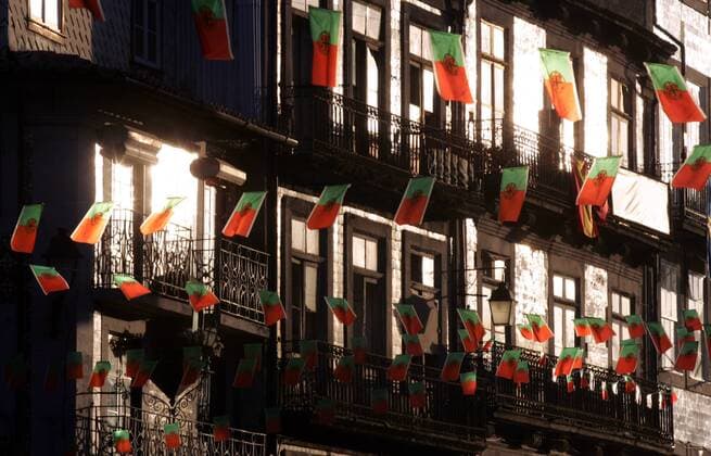 Typische Häuserfront in der Altstadt Portos, geschmückt mit vielen kleinen Landesfahnen Fußball EM Herren Euro 2004, Europameisterschaft, Länderspiel, Nationalmannschaft, Nationalteam, Gruppe A Totale Reflexionseffekt, Stimmung, Atmosphäre, Schmuck Porto, Land, Leute Harmonie,