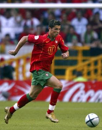 Cristiano Ronaldo (Portugal) am Ball Fußball EM Herren Euro 2004, Europameisterschaft, Länderspiel, Nationalmannschaft, Nationalteam, Gruppe A Einzelbild Lissabon Dynamik,