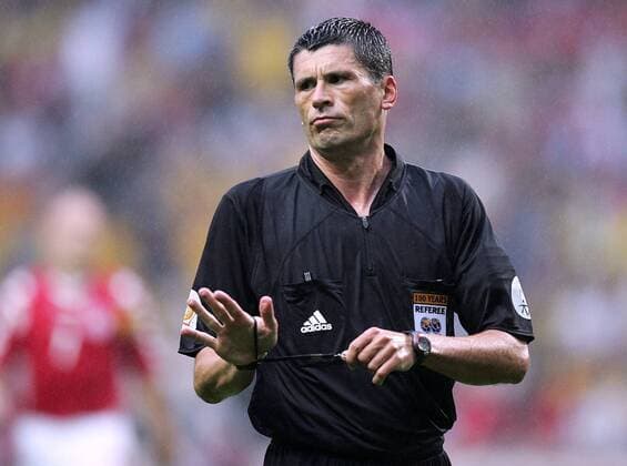 FIFA-Schiedsrichter Dr. Markus Merk (Deutschland) beruhigt die Gemüter Fußball EM Herren Euro 2004, Europameisterschaft, Länderspiel, Nationalmannschaft, Nationalteam Einzelbild Porto