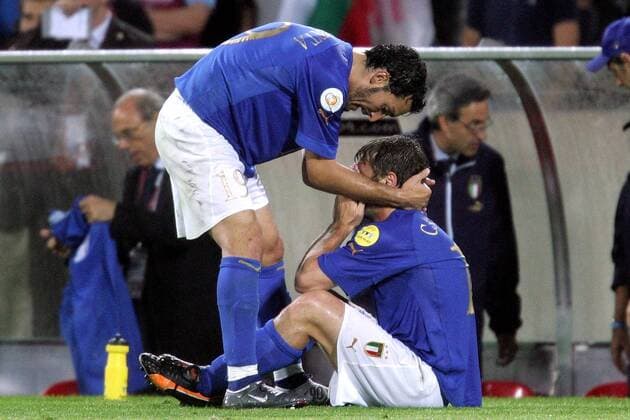 Gianluca Zambrotta (li.) tröstet Antonio Cassano (beide Italien) - Trotz eines Sieges sind die Italiener ausgeschieden Fußball EM Herren Euro 2004, Europameisterschaft, Länderspiel, Nationalmannschaft, Nationalteam, Gruppe C, Gruppe Guimaraes Enttäuschung, Verzweiflung,
