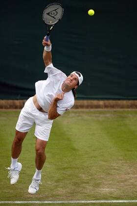 Thomas Haas (Deutschland) - Aufschlag Tennis Herren All England Championships 2004, Grand Slam, ATP-Tour, Rasen, Rasenplatz, Rasentennis, Rasenturnier, Einzelbild Wimbledon London Dynamik,
