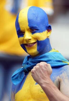 Schwedischer Fan mit Ganzkörperbemalung ballt die Faust Fußball EM Herren Euro 2004, Europameisterschaft, Länderspiel, Nationalmannschaft, Nationalteam, Gruppe C Einzelbild Porto Freude, Begeisterung,