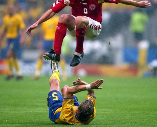 Erik Edman (Schweden) unterwirft sich seinem dänischen Gegenspieler Fußball EM Herren Euro 2004, Europameisterschaft, Länderspiel, Nationalmannschaft, Nationalteam, Gruppe C Gruppe quer, Schutzhaltung Porto Dynamik, Unterwerfung