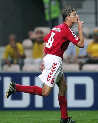 Torschütze Jon Dahl Tomasson (Dänemark) jubelt lieber still Fußball EM Herren Euro 2004, Europameisterschaft, Länderspiel, Nationalmannschaft, Nationalteam, Gruppe C Einzelbild Porto Ruhe, Freude, Begeisterung,