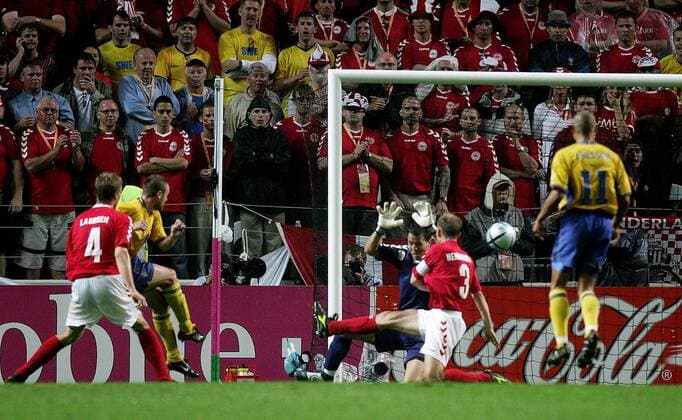 Mattias Jonson (Schweden, 2. v. li.) erzielt den Ausgleich zum 2:2 - die schwedischen und dänischen Fans beobachten gespannt den Weg des Balles Fußball EM Herren Euro 2004, Europameisterschaft, Länderspiel, Nationalmannschaft, Nationalteam, Gruppe C Totale Porto Dynamik, Spannung