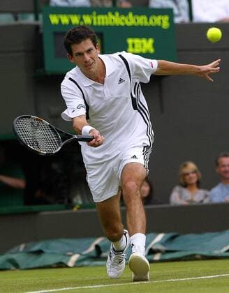 Tim Henman (Großbritannien) - Vorhand Tennis Herren All England Championships 2004, Grand Slam, ATP-Tour, Rasen, Rasenplatz, Rasentennis, Rasenturnier, Einzelbild Wimbledon London Dynamik