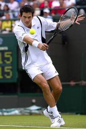 Tim Henman (Großbritannien) - Rückhand Tennis Herren All England Championships 2004, Grand Slam, ATP-Tour, Rasen, Rasenplatz, Rasentennis, Rasenturnier, Einzelbild Wimbledon London Dynamik